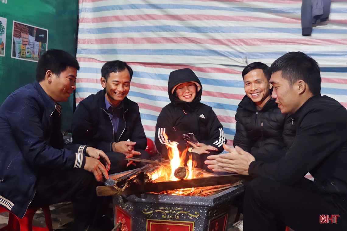 Hà Tĩnh: Tiểu thương bán hoa, cây cảnh trắng đêm đốt lửa, dựng lều chờ... khách 