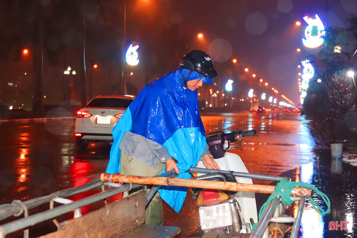 Hà Tĩnh: Tiểu thương bán hoa, cây cảnh trắng đêm đốt lửa, dựng lều chờ... khách 