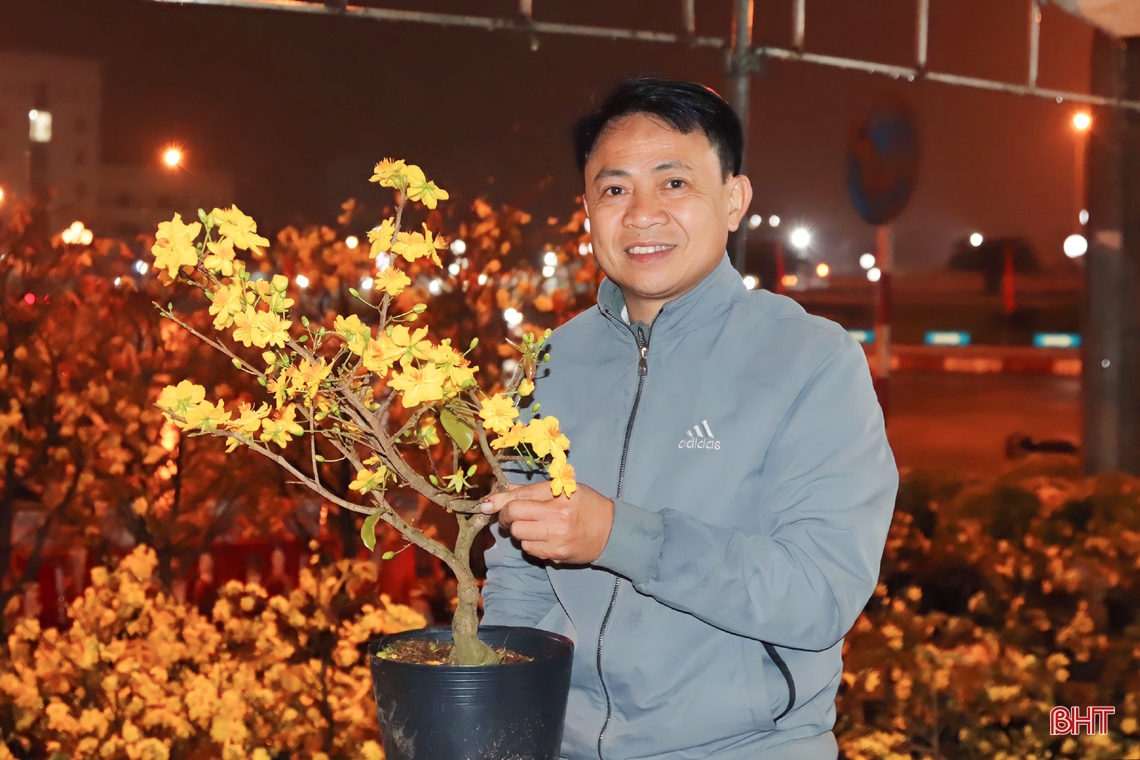 Hà Tĩnh: Tiểu thương bán hoa, cây cảnh trắng đêm đốt lửa, dựng lều chờ... khách 