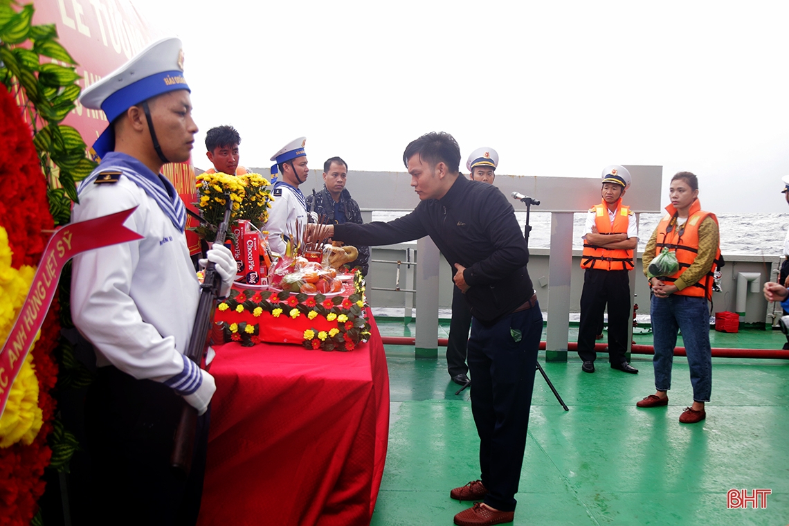 Linh thiêng lễ tưởng niệm các liệt sĩ hy sinh ở nhà giàn DK1
