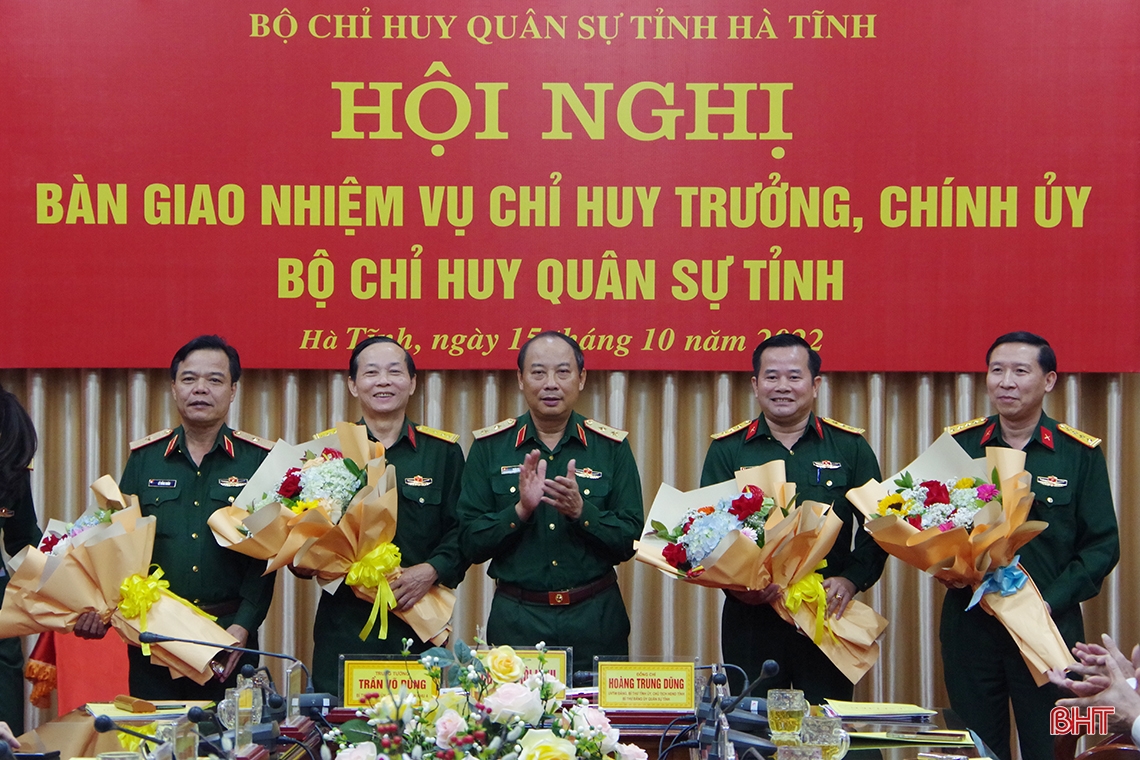 Bàn giao nhiệm vụ Chỉ huy trưởng, Chính ủy Bộ CHQS tỉnh Hà Tĩnh