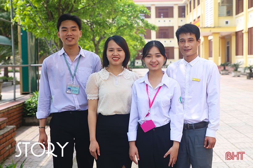 Cậu học trò khiếm thị đam mê đọc sách