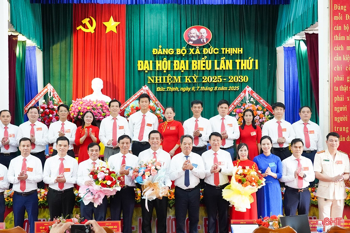 Trưởng ban Nội chính Tỉnh ủy Nguyễn Đình Hải và lãnh đạo các sở, ban, ngành tặng hoa chúc mừng Ban Chấp hành nhiệm kỳ mới.