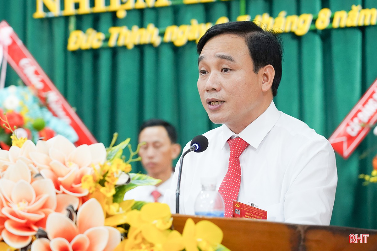 Đồng chí Bùi Lê Văn – Phó Bí thư Thường trực Đảng ủy xã trình bày dự thảo báo cáo chính trị.