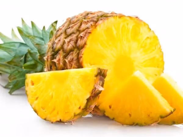 Dứa có nhiều dưỡng chất tốt cho sức khỏe như tăng cường hệ miễn dịch, cải thiện thị lực... Ảnh: Wisegeek. tac dung cua qua dua va nhung luu y khi an