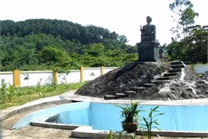 Tượng đài cụ Nguyễn Hữu Lương tại ngã ba Thình Thình.