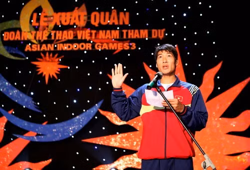 VĐV Nguyễn Thanh Quyền thay mặt VĐV Đoàn TTVN tuyên thệ Ảnh: V.S.I
