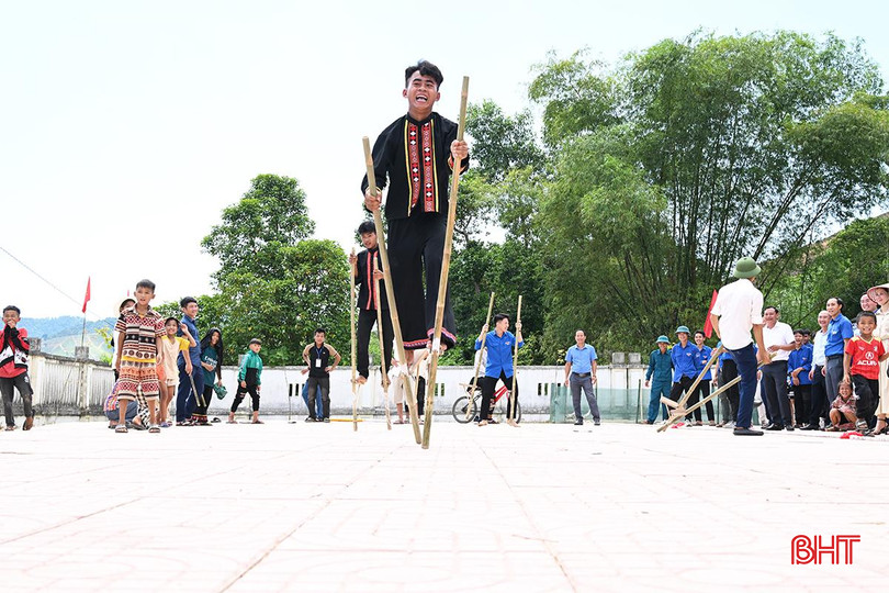 Bà con dân bản và các đơn vị, tổ chức giao lưu trò chơi truyền thống trong ngày tết.