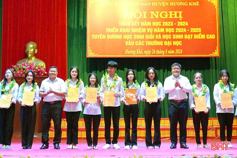 Tại hội nghị, huyện Hương Khê đã vinh danh đại diện 33 em học sinh đạt thành tích cao.