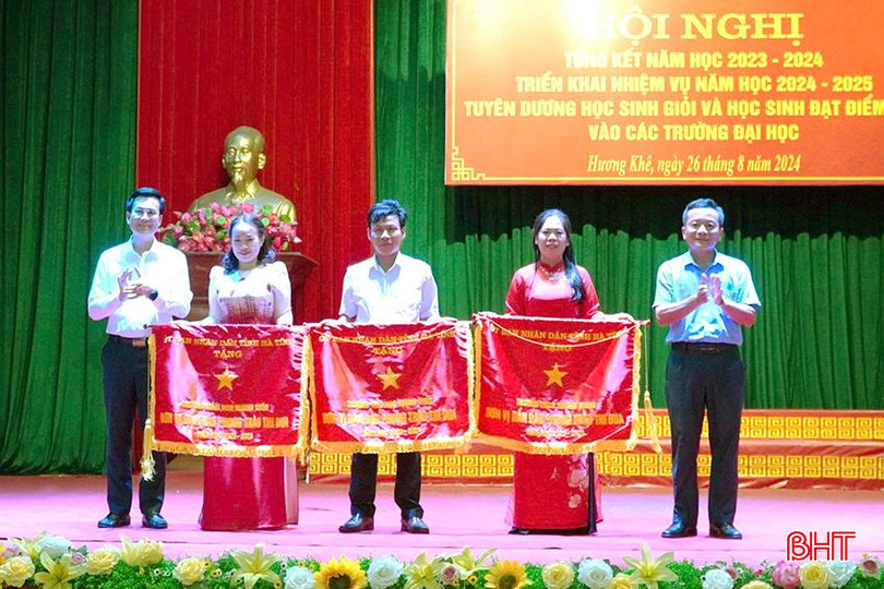 Phó Chủ tịch HĐND tỉnh Trần Văn Kỳ và lãnh đạo huyện Hương Khê trao Cờ thi đua của UBND tỉnh cho 3 tập thể xuất sắc.