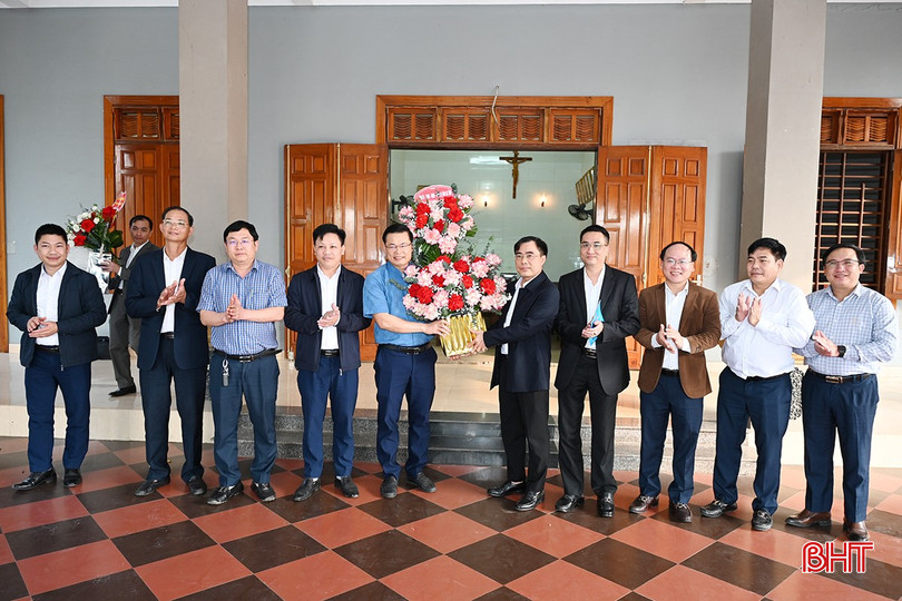 Phó Giám đốc Sở Nội vụ Mai Trường Sinh và đoàn công tác tặng hoa chúc mừng Giáo hạt Hương Phố...