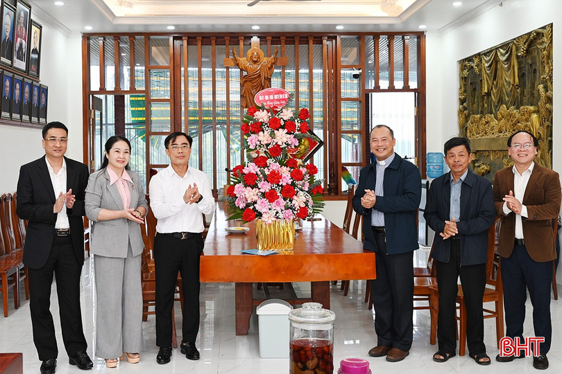 Đoàn chúc mừng Giáo hạt Ngàn Sâu.