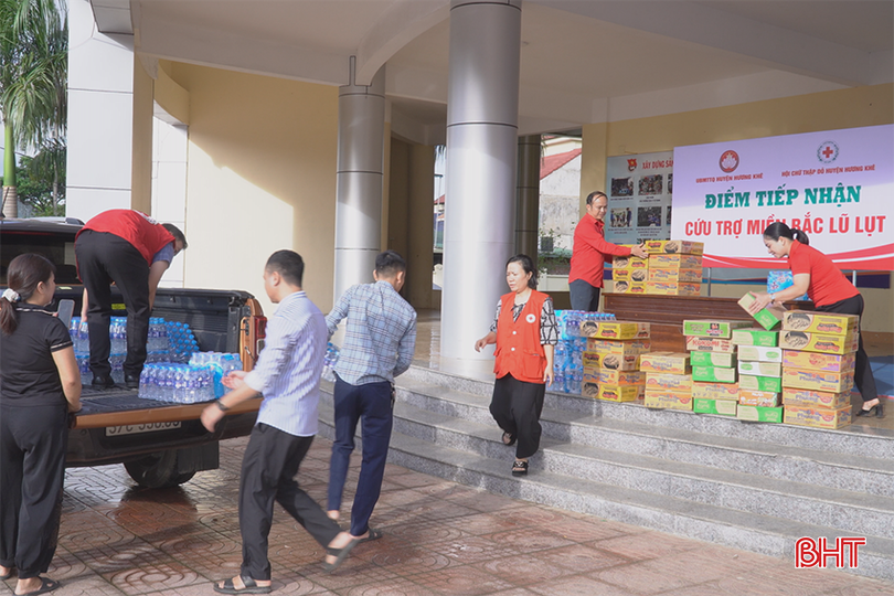 Nhân dân vùng rốn lũ Hương Khê quyên góp tiền và hiện vật ủng hộ đồng bào các tỉnh miền Bắc bị ảnh hưởng bão số 3.