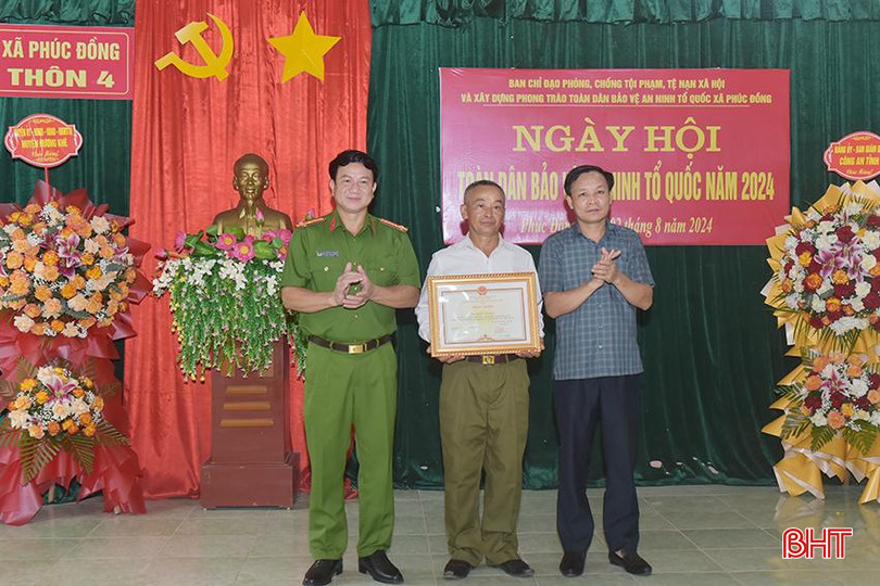 Đại diện Công an tỉnh và huyện Hương Khê trao Bằng khen của Chủ tịch UBND tỉnh Hà Tĩnh cho cá nhân có thành tích xuất sắc trong phong trào toàn dân bảo vệ ANTQ ở thôn 4, xã Phúc Đồng.