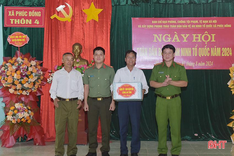 Đại diện Công an tỉnh tặng quà chúc mừng cán bộ, đảng viên và Nhân dân thôn 4, xã Phúc Đồng.