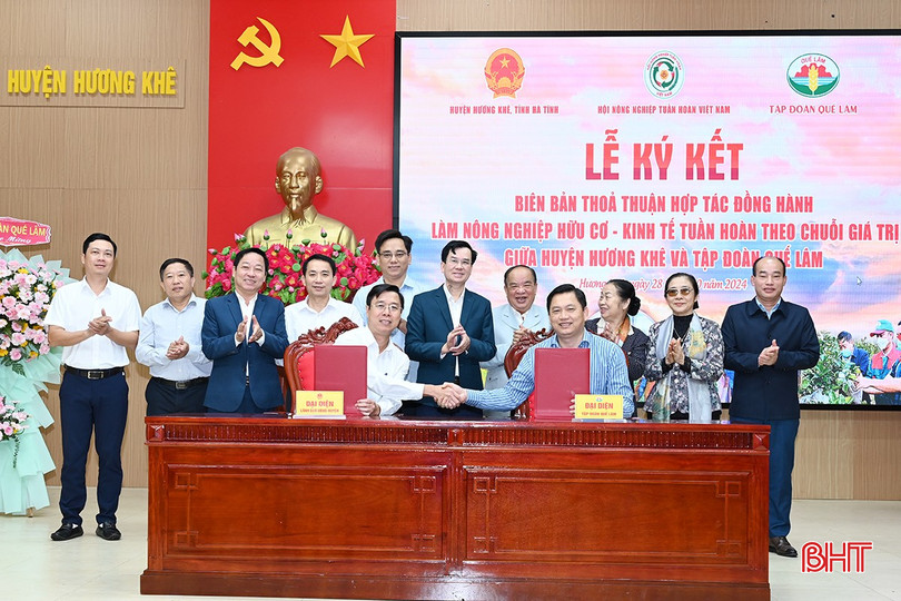 Đại diện lãnh đạo huyện Hương Khê và doanh nghiệp Quế Lâm ký kết hợp tác.