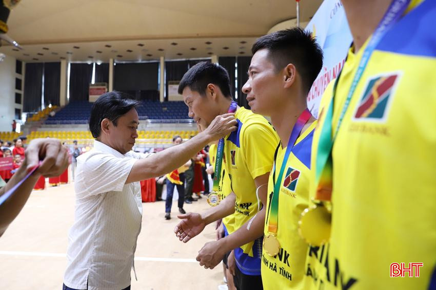 Phó Bí thư Thường trực Tỉnh ủy Trần Thế Dũng trao huy chương vàng cho các VĐV đội vô địch - Công an TP Hà Tĩnh.