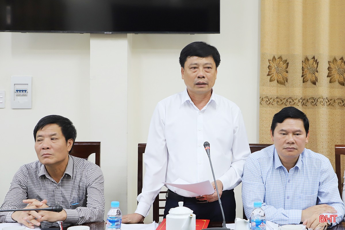 Bí thư Đảng ủy, Chủ tịch HĐND xã Cổ Đạm Phan Văn Thư báo cáo công tác chuẩn bị đại hội.