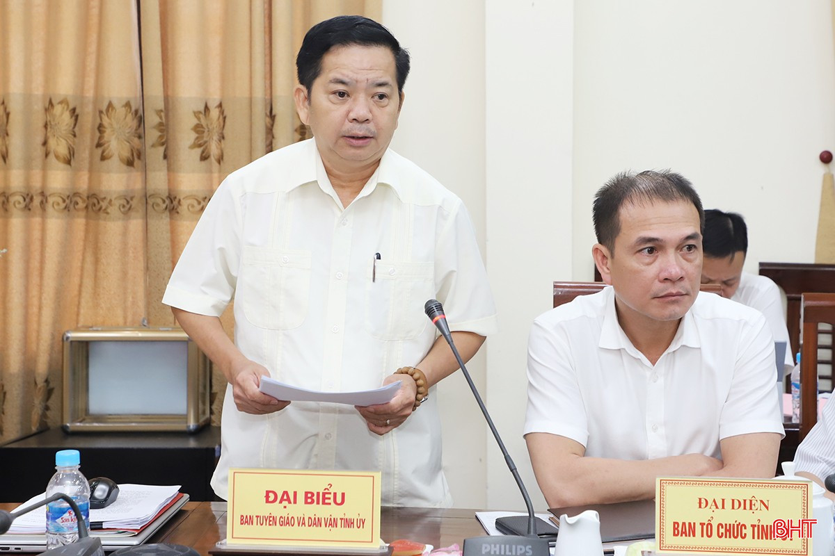 Phó Trưởng ban Thường trực Ban Tuyên giáo và Dân vận Tỉnh ủy Bùi Nhân Sâm góp ý dự thảo báo cáo chính trị các xã.