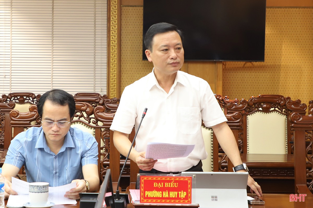 Bí thư Đảng ủy, Chủ tịch HĐND phường Hà Huy Tập Đậu Tùng Lâm báo cáo công tác chuẩn bị đại hội.