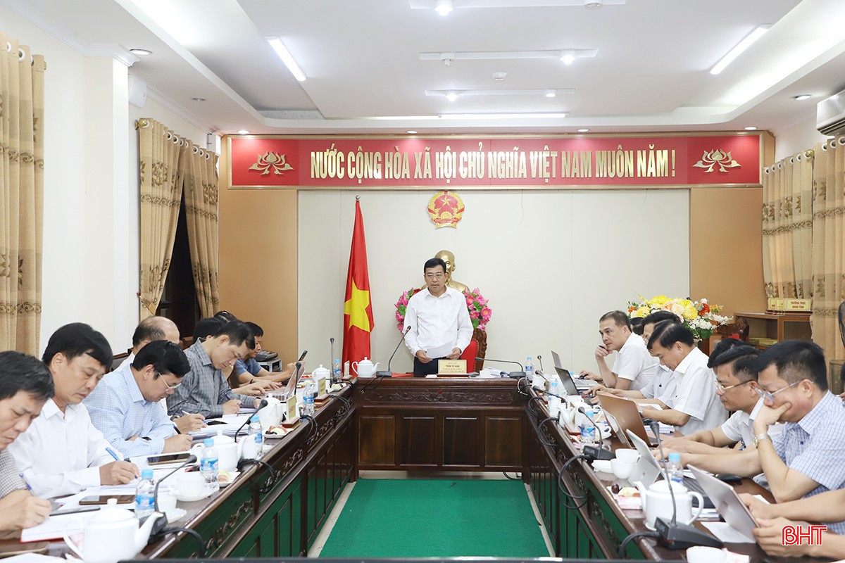 Phó Chủ tịch Thường trực HĐND tỉnh Trần Tú Anh chủ trì hội nghị.