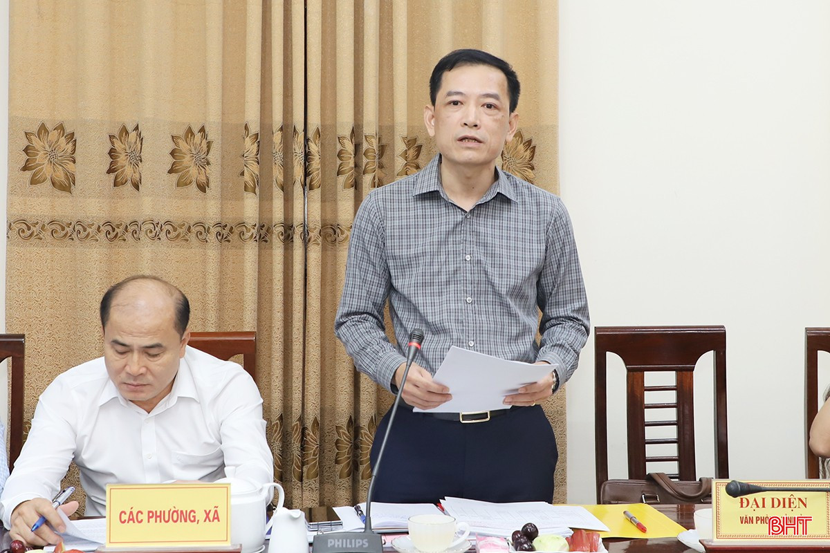 Bí thư Đảng ủy, Chủ tịch HĐND xã Nghi Xuân Phạm Chí Hiếu báo cáo công tác chuẩn bị đại hội.