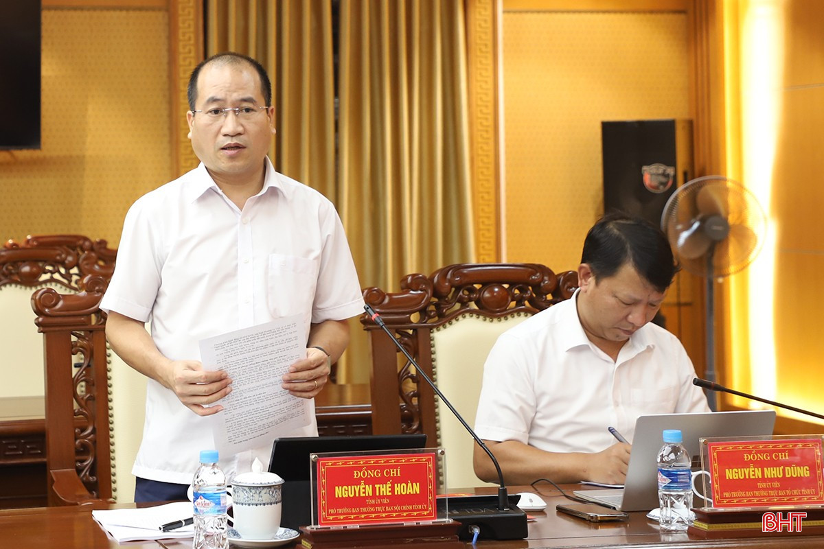 Phó Trưởng ban Thường trực Ban Nội chính Tỉnh ủy Nguyễn Thế Hoàn góp ý vào dự thảo báo cáo chính trị phường Hà Huy Tập và xã Thạch Lạc.