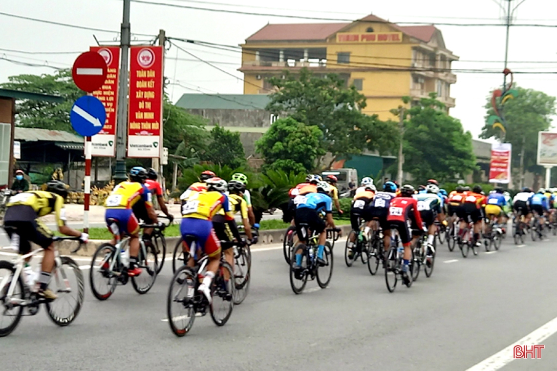 Các tay đua tranh Cúp Truyền hình HTV đi qua Hà Tĩnh