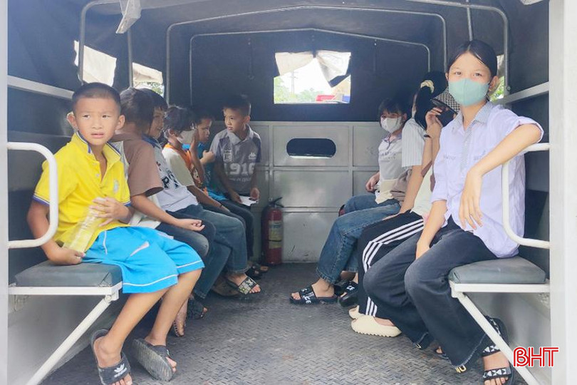Các trường hợp có hoàn cảnh đặc biệt như bố mẹ hoặc người giám hộ không đi được xe máy, công an ở Vũ Quang đã tới nhà vận động và chở cả phụ huynh cùng các em học sinh tới điểm thu nhận để kịp thời nộp hồ sơ.