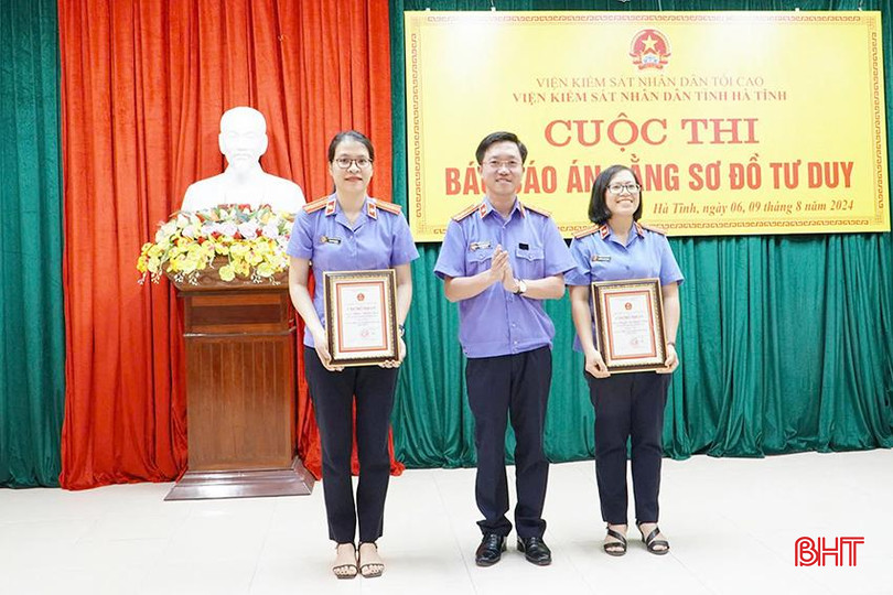 Phó Viện trưởng Viện KSND tỉnh Nguyễn Văn Đức trao giải ba cho chị Nguyễn Thị Quỳnh Trang (bên trái).