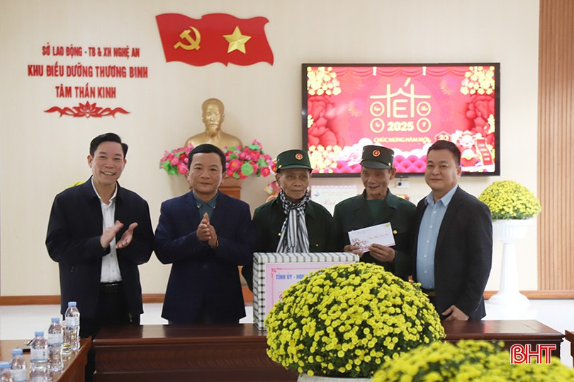 Đoàn tặng quà cho các thương, bệnh binh tại Khu điều dưỡng thương binh tâm thần kinh Nghệ An.