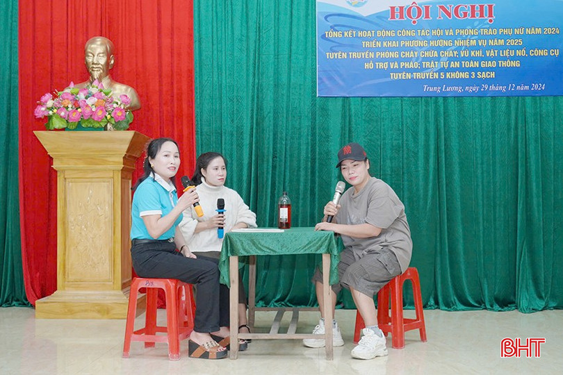 Thành viên CLB "Sân khấu hoá tuyên truyền, phổ biến, giáo dục pháp luật" tái hiện các tình huống đời thường để truyền đạt kiến thức pháp lý cho người nghe.