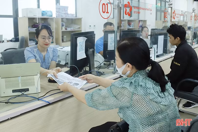 Cán bộ Sở Tư pháp hướng dẫn người dân thủ tục liên quan tới lĩnh vực hành chính và bổ trợ tư pháp.