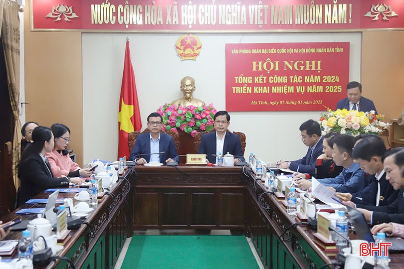 Chủ trì hội nghị.