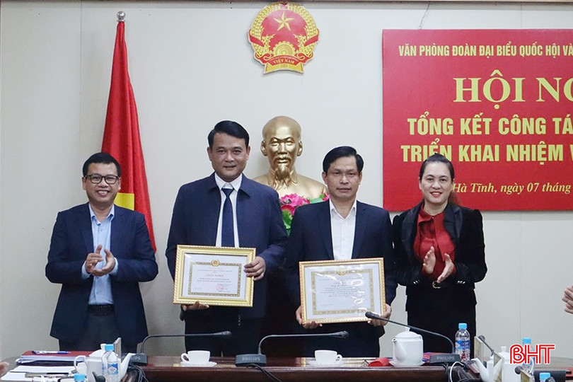 Chánh Văn phòng Đoàn ĐBQH và HĐND tỉnh cùng Phó Bí thư Đảng ủy Khối CCQ&amp;DN tỉnh Hà Thị Sâm trao giấy khen của BCH Đảng bộ Khối 2 tập thể và cá nhân.