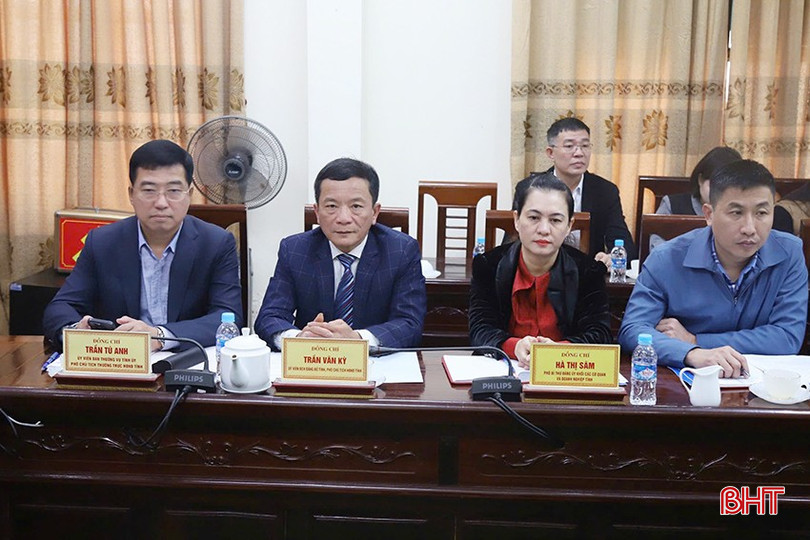 Phó Chủ tịch Thường trực HĐND tỉnh Trần Tú Anh và Phó Chủ tịch HĐND tỉnh Trần Văn Kỳ cùng dự.
