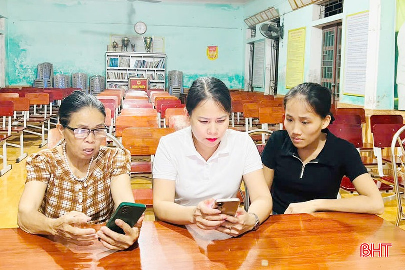 Người dân xã Thạch Đài (TP Hà Tĩnh) quan tâm tới việc ứng dụng VNeID vào công tác lập pháp.