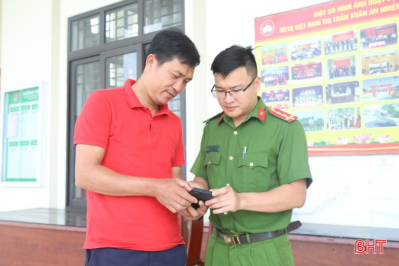 Lực lượng công an đóng vai trò chủ chốt trong việc hướng dẫn người dân góp ý dự thảo nghị quyết sửa đổi Hiến pháp trên ứng dụng VNeID.