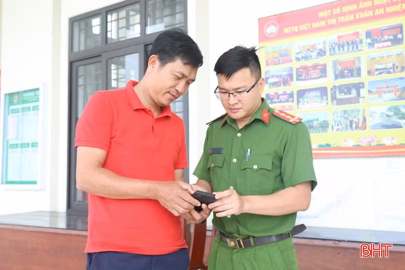 Lực lượng công an đóng vai trò chủ chốt trong việc hướng dẫn người dân góp ý dự thảo nghị quyết sửa đổi Hiến pháp trên ứng dụng VNeID.