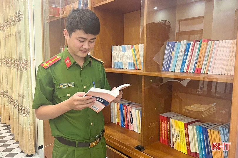 Cán bộ Công an huyện Cẩm Xuyên tìm hiểu thông tin qua tủ sách pháp luật tại đơn vị.