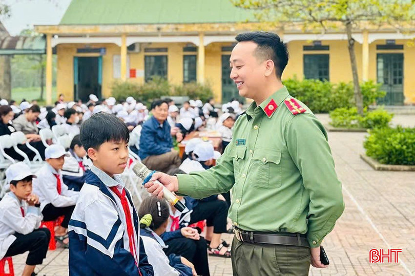 Cán bộ Phòng An ninh mạng và phòng chống tội phạm sử dụng công nghệ cao tăng cường tuyên truyền về các hình thức lừa đảo ngay từ nhà trường.