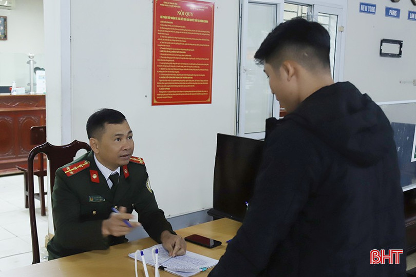 Anh Phan Văn Nguyên (phường Đức Thuận, TX Hồng Lĩnh) được hướng dẫn thủ tục làm hộ chiếu trực tuyến.