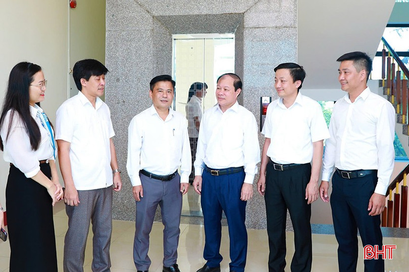 Đại biểu HĐND phường Sông Trí trao đổi các nội dung bên lề Kỳ họp HĐND phường vào ngày 1/7.