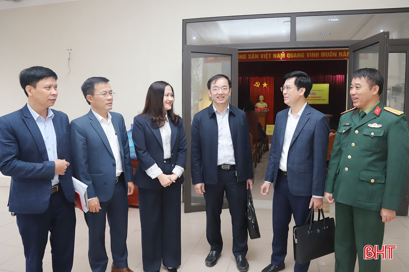 Các đại biểu trò chuyện bên lề hội nghị hướng dẫn các cơ quan, tổ chức, đơn vị giới thiệu ứng cử ĐBQH khoá XVI và đại biểu HĐND tỉnh khoá XIX nhiệm kỳ 2026-2031. Ảnh tư liệu.