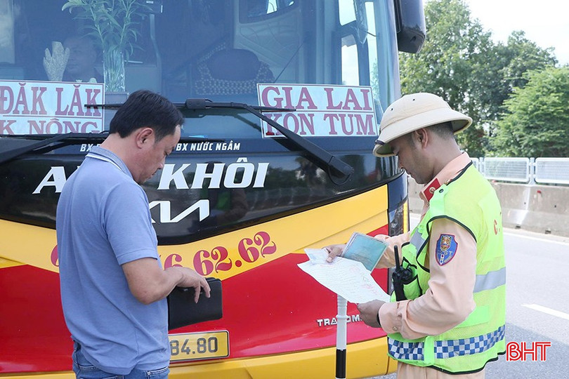 Lực lượng CSGT kiểm tra phương tiện và người lái.