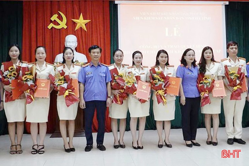 Lãnh đạo Viện KSND tỉnh tặng hoa chúc mừng kiểm sát viên sơ cấp được bổ nhiệm vào ngày 1/10/2024.