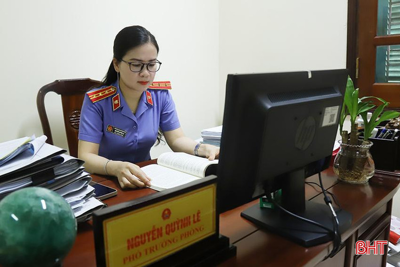 Chị Nguyễn Quỳnh Lê tập trung nghiên cứu các quy định mới của Luật Đất đai năm 2024.