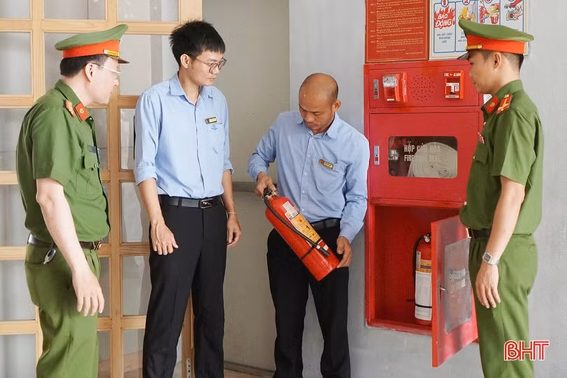 Lực lượng chức năng kiểm tra hệ thống PCCC tại khách sạn Seabird Thiên Cầm (xã Thiên Cầm).