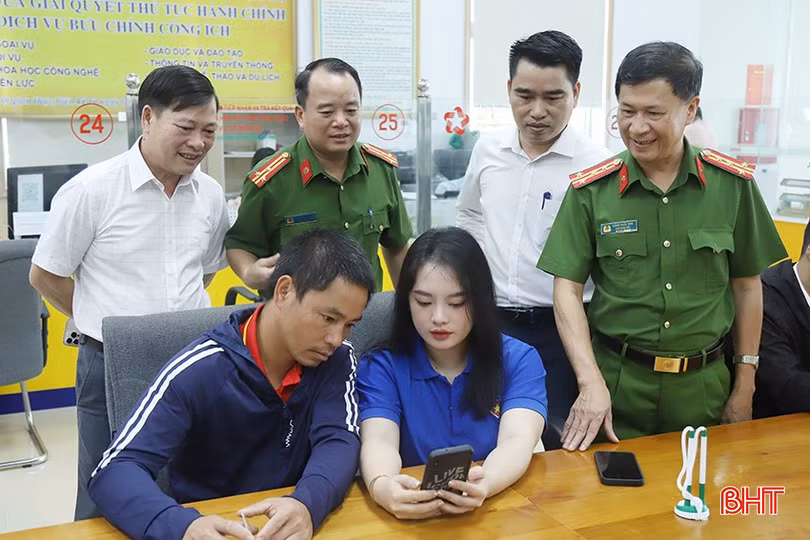Lãnh đạo Công an tỉnh, Sở Tư pháp và đại diện các sở, ngành trực tiếp trực tiếp hướng dẫn người dân thực hiện cấp phiếu lý lịch tư pháp trên ứng dụng VNeID.