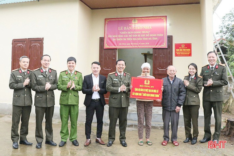Đại tá Nguyễn Trung Kiên - Phó Giám đốc Công an tỉnh tiến hành bàn giao nhà mới cho bà Nguyễn Thị Lộc.